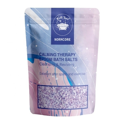 O produto comestível feito sob encomenda da cópia está acima do saco de empacotamento  de sal de banho dos malotes com zíper FoodPromotion com janela