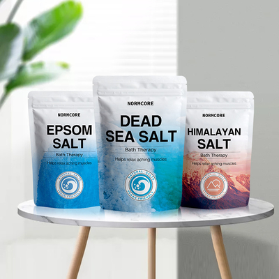 O produto comestível feito sob encomenda da cópia está acima do saco de empacotamento  de sal de banho dos malotes com zíper FoodPromotion com janela